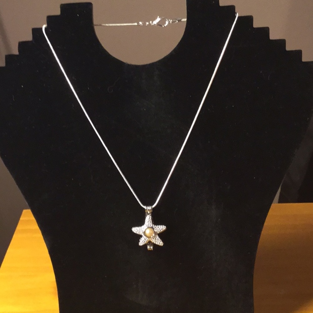 18 in. Starfish Pearl Necklace (Brand New!)